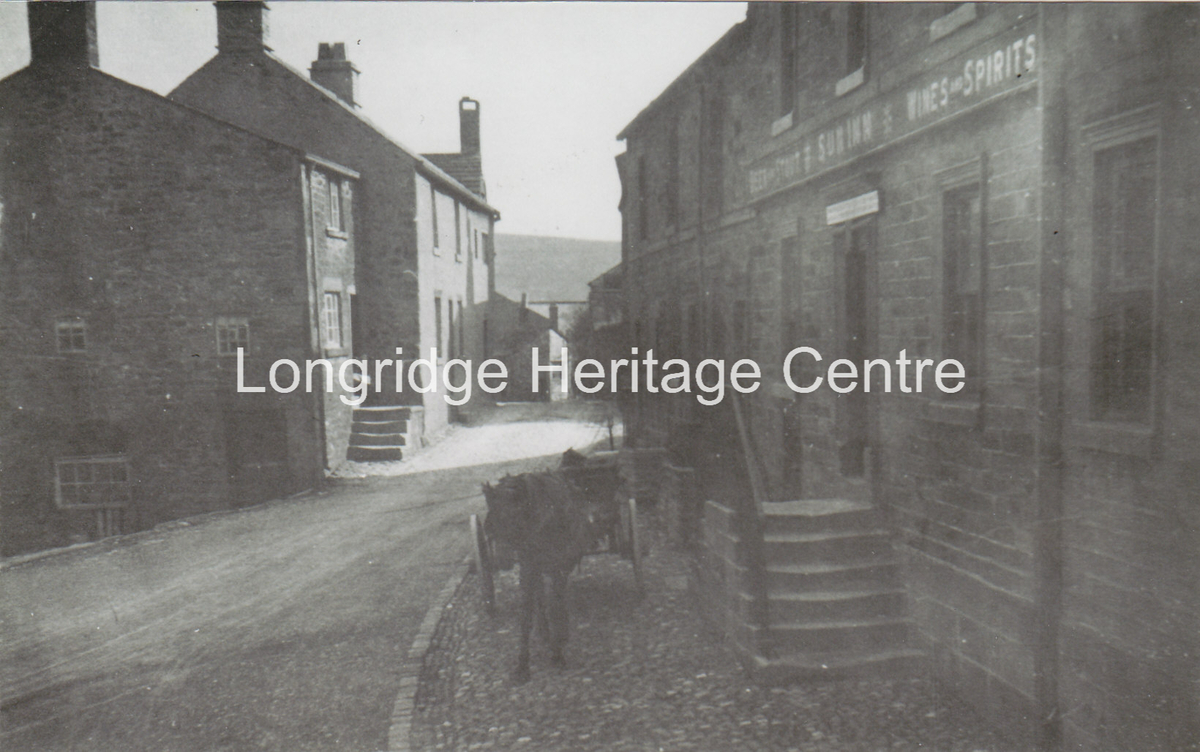 254C - Chipping - The Sun Inn and Windy Street looking towards Townend - Unknown